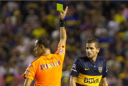 Darío Herrera  amonesta a Fernando Gago en uno de los superclásico que dirigió