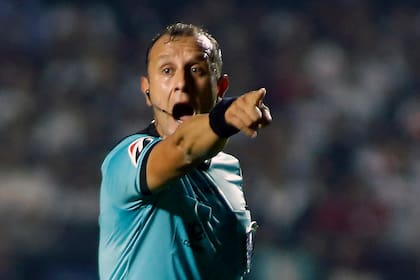 Darío Herrera, de 41 años, fue uno de los tres árbitros argentinos elegidos para la Copa del Mundo de 2026. (Photo by Miguel Schincariol / AFP)