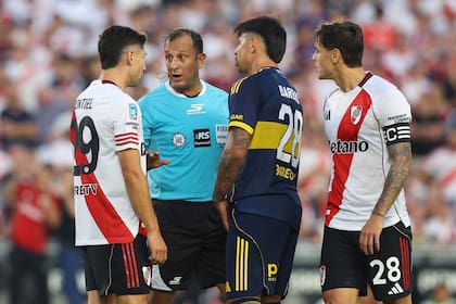 Dario Herrera, entre Gonzalo Montiel y Adam Bareiro; Martínez Quarta, capitán de River, lo mira de cerca