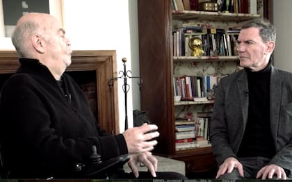 Darío Lopérfido en uno de los episodios del ciclo de diálogos políticos y culturales llamado “El hombre rebelde”, donde conversa con Martín Caparrós, quien padece ELA como él