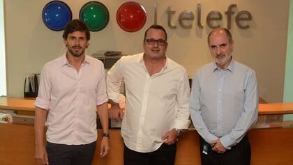 Darío Turovelzky (director de contenidos globales de Telefe), Pierluigi Gazzolo (presidente de Viacom Amercias) y Guillermo Campanini (director general operativo de Telefe), en las oficinas del canal