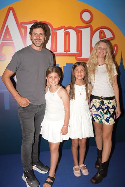 Darío Turovelzky y su mujer,
Sofía Soldati, junto a sus
hijas, Lara y Juana