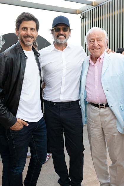 Darío Turovelzky y su suegro, Santiago Soldati felicitan a Federico Álvarez Castillo