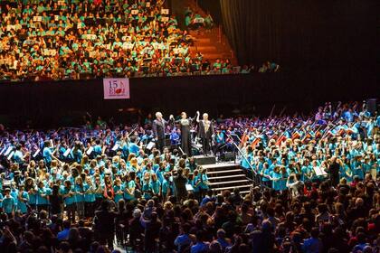"Y yo ¿Qué papel juego en esto? Me dediqué al arte...", dice Sergio, quien es reconocido por sus composiciones entre grandes artistas y presentó sus obras en el Teatro Colón, el Luna Park, entre otros espacios importantes del país. En la foto, Sergio con Darío Volonte, Vera Cirkovic y Andrea Merenzon.