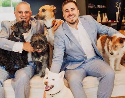 Darío y Nicolás con los 5 testigos: los perros