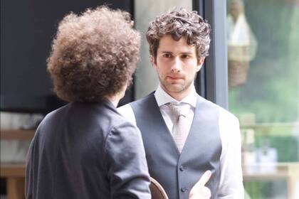 Darío Yazbek Bernal escucha las indicaciones del director Michel Franco, en el set de Nuevo Orden