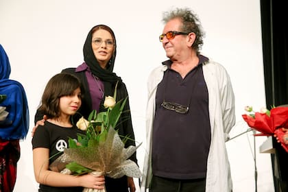 Dariush Mehrjui, su esposa Vahideh Mohammadifar y su hija Mona en un evento realizado en Teherán en 2013