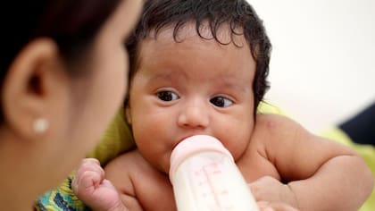 Darle a tu bebé leche de fórmula en ocasiones no impide seguir amamantando