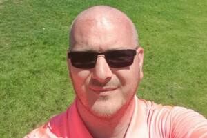 Darren Roberts miraba televisión en su casa de Gales cuando de pronto sintió un agudo dolor en su cuello y hombro; poco tiempo después, estaba paralizado de la cabeza para abajo