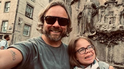 Darren Scott hace campaña para concienciar sobre la condición de Sophia.