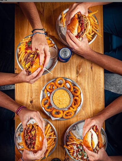 Darse una panzada de hamburguesas puede ser una gran forma de celebrar el 20 de julio