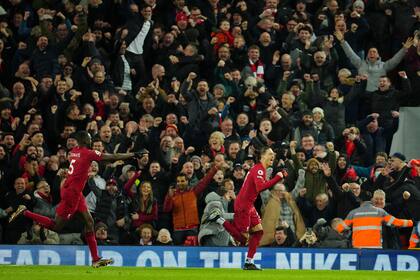 Darwin Núñez festeja tras anotar el quinto gol de Liverpool en la victoria 7-0 ante el Manchester United en la Liga Premier
