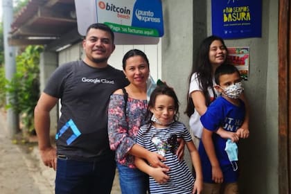 Darwin Otero acudió junto a toda su familia desde San Salvador para conseguir bitcoin en el cajero de El Zonte