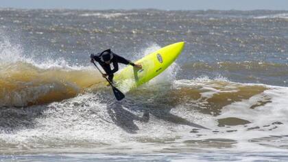 Darwin Vicente tiene 59 años y surfea desde los 22