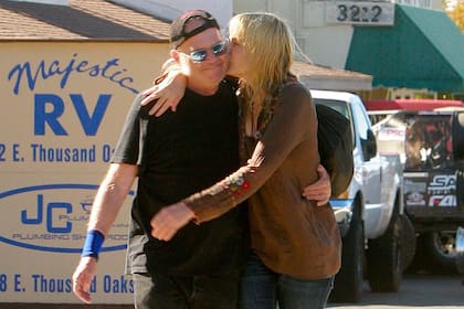 Daryl Hannah y Neil Young se conocieron y enamoraron en 2014, se casaron en 2018 y se mantienen juntos como pareja y como socios en su activismo por el medio ambiente