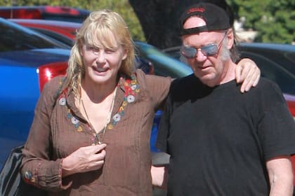 Daryl Hannah y Neil Young se conocieron y enamoraron en 2014, se casaron en 2018 y se mantienen juntos como pareja y como socios en su activismo por el medio ambiente