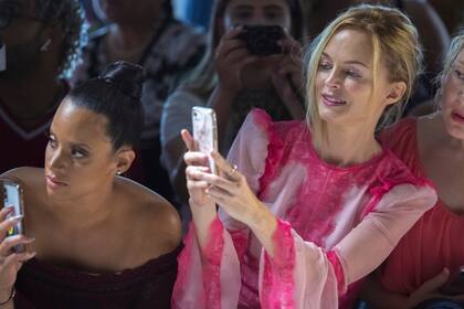 Dascha Polanco y Heather Graham, en el show de Tadashi Shoji Runway en Spring Studios