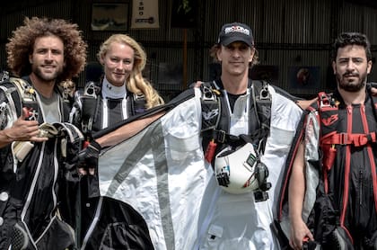 Dasha y Alejandro Montagna (en el centro) con los trajes de wingsuit.