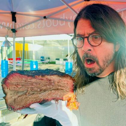 Dave Grohl preparó barbacoa para las personas sin hogar de California