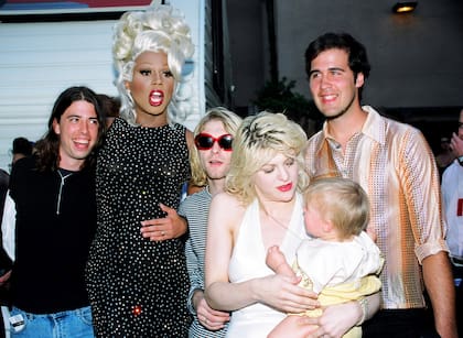 Dave Grohl, RuPaul, Kurt Cobain y Krist Novoselic, con Courtney Love y Frances Bean