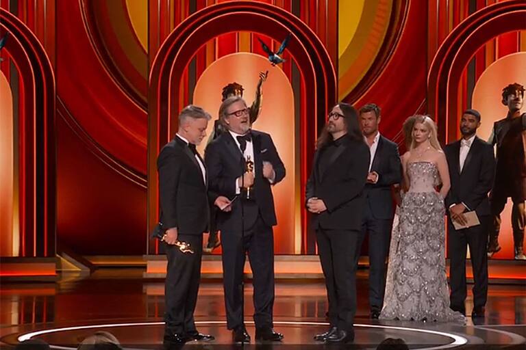 Dave Mullins, Brad Booker y Sean Lennon, ganadores del Oscar, con Anya Taylor-Joy y Chris Hemsworth, encargados de otorgarles la estatuilla
