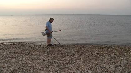 Dave Orlowski, un electricista de 56 años, encontró el anillo mientras caminaba por Cedar Beach