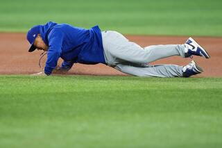 Dave Roberts promete no participar en más carreras, tras caer de cara en práctica para Serie Mundial