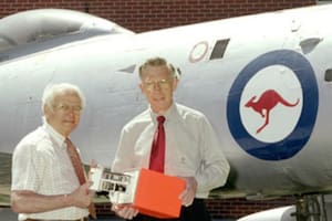 Perdió a su padre en un accidente aéreo y la incertidumbre sobre lo sucedido lo llevó a inventar la caja negra