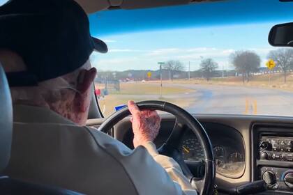 Thomas “Ed” Davis logró renovar su licencia de conducir a la edad de 101 años. (WNEM)