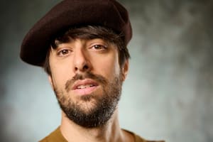 Tras los agravios y la pelea con Pérez-Reverte, versiones de retiro y desmentida del escritor español del momento