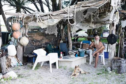 Glasheen en el bar que construyó en la isla con su fiel perro, Zeddi