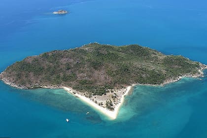 El ex corredor de bolsa millonario se mudó a la isla (en la foto) en un intento por escapar del Gran Hermano y el peso de la vida moderna