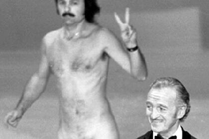 David Niven y un intruso de fondo