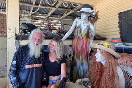 Glasheen con una amiga y sus dos maniquíes, Miranda y Phyllis.