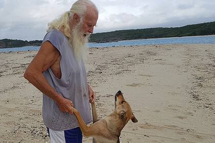 Glasheen juega con su amigo de cuatro patas Zeddi en la playa