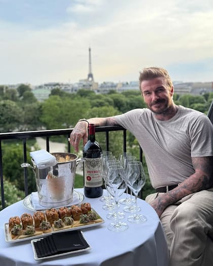 David a punto de descorchar un Petrus 2004, con una vista espectacular de fondo.