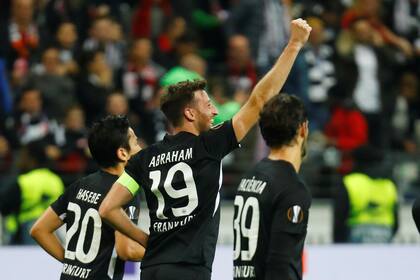 David Abraham marcó el primer gol de Eintracht Frankfurt, que le ganó a St. Lieja por 2-1 por el Grupo F