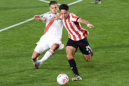 David Ayala, de Estudiantes, disputa la pelota con Bruno Zuculini, de River.