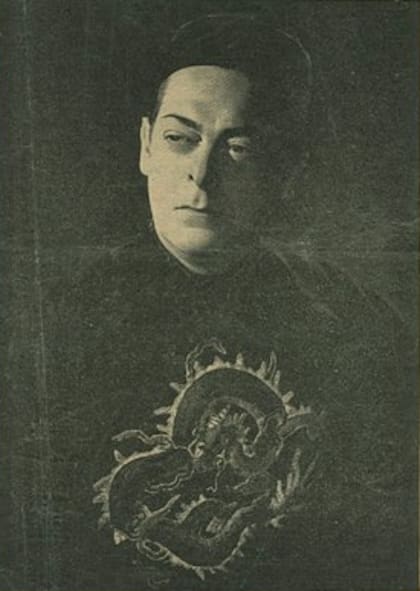 David Bamberg con traje oriental, como Fu Manchu