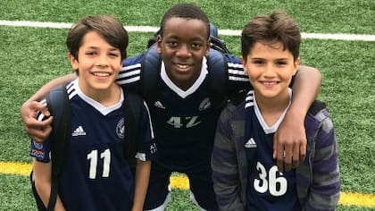 David Banda, fotografiado por su mamá con sus compañeros de equipo en el D.U.S.C. de Nueva York