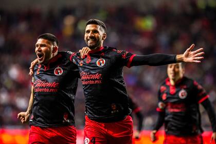 David Barbona y Lisandro López, de Tijuana, celebran el gol del triunfo ante Pumas UNAM