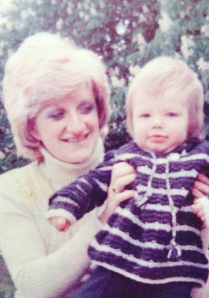 David Beckham con su mamá cuando era chiquito