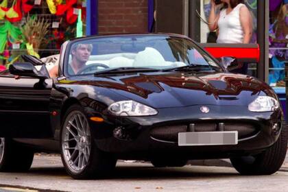 David Beckham en su Jaguar XK8