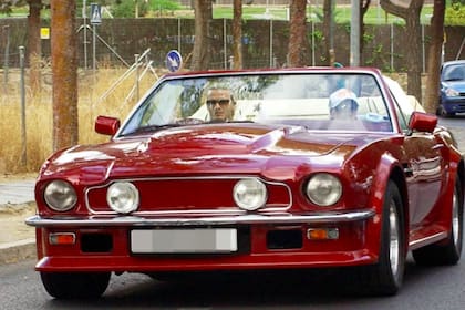 David Beckham en un Aston Martin V8 Volante