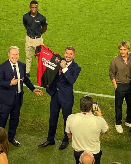 David Beckham posando con la camiseta de Newell's Old Boys