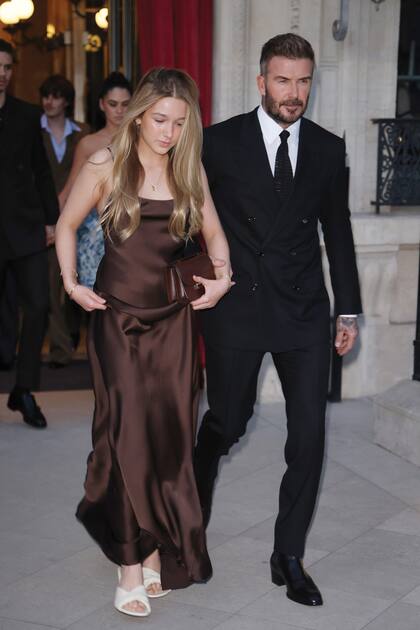 David Beckham y su hija Harper a la salida del hotel donde se alojaron en París, listos para ver las creaciones de Victoria, la mujer del exfutbolista.