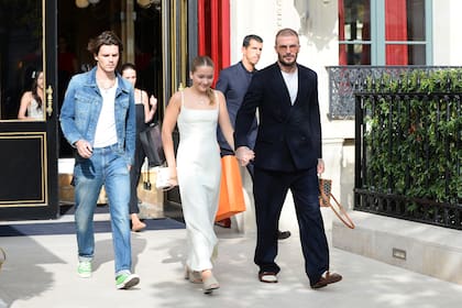 David Beckham y sus hijos Harper y Cruz fueron captados por los papparazi a la salida del hotel La Réserve de París, listos para asistir al desfile de Victoria Beckham durante la Semana de la Moda. David Beckham causó sensación por su sentido de la moda y marcó tendencia con zapatos de claqué combinados con calcetines