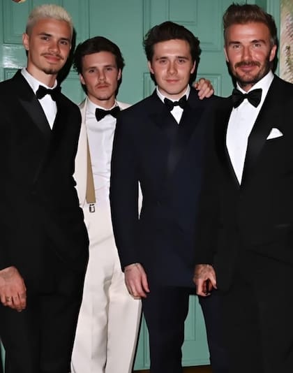 David Beckham y sus tres hijos varones, elegantísimos.
