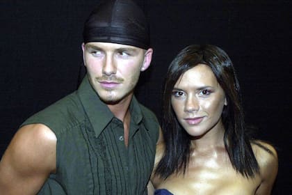 David Beckham y Victoria Adams se conocieron en 1997, se comprometieron el 25 de enero de 1998 y se casaron el 4 de julio de 1999