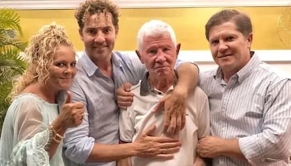 David Bisbal junto a sus dos hermanos y su padre (Foto: Instagram/@davidbisbal)